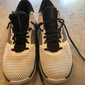 Men’s basketball shoe